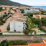 A 150 Meter Long Mare, 2 Fish Apartmán
